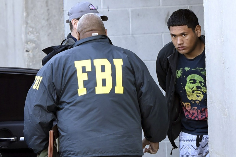 Esta fotografía del jueves 2 de marzo de 2017, el acusado miembro de la pandilla MS-13, Alexi Saenz, es escoltado por agentes del FBI en Central Islip, Nueva York, tras ser detenido.