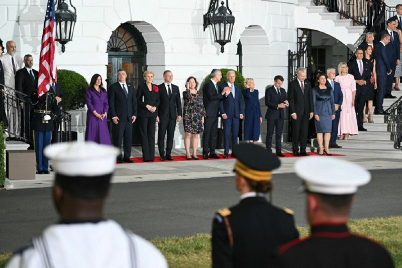 El presidente Joe Biden (centro) y sus invitados observan ayer una marcha de la guardia de honor, junto a la primera dama, Jill Biden, en la Casa Blanca.