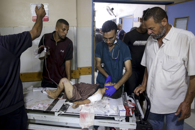 Un niño palestino herido en un bombardeo israelí sobre la Franja de Gaza es atendido en un hospital en Jan Yunis, el martes 9 de julio de 2024.