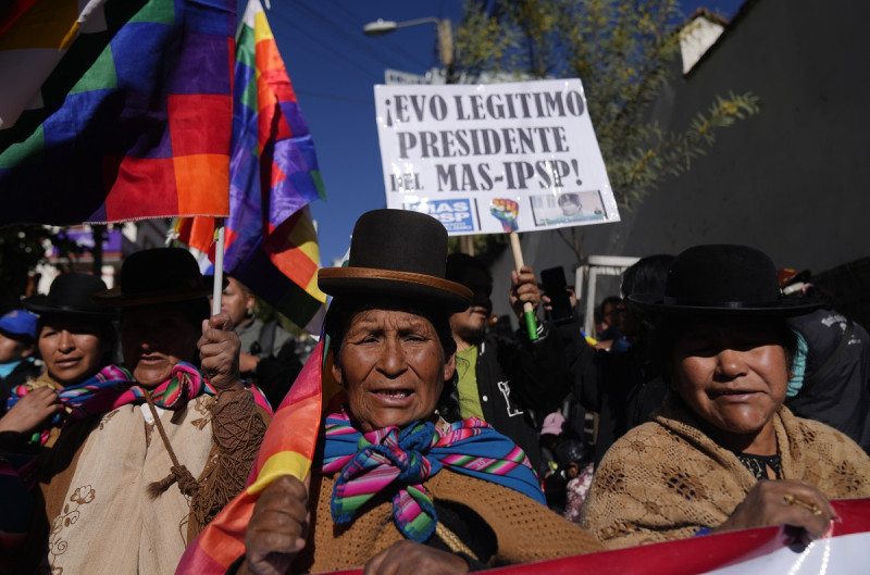 Seguidores del expresidente de Bolivia, Evo Morales, se concentran a las afueras del Tribunal Supremo Electoral donde se convocó a un encuentro entre todos los partidos políticos del país..
