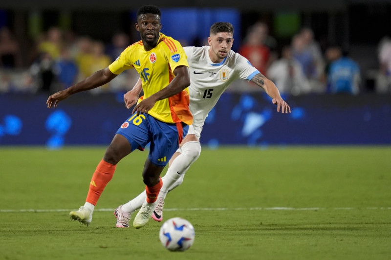l colombiano Jefferson Lerma (16) y el uruguayo Federico Valverde se disputan el balón durante un partido de semifinales de la Copa América.