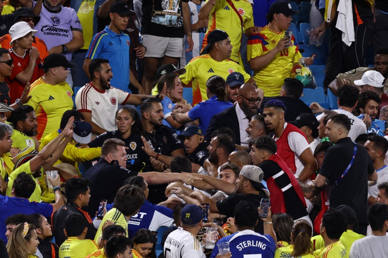 Los fanáticos de Colombia pelean con los fanáticos y jugadores de Uruguay