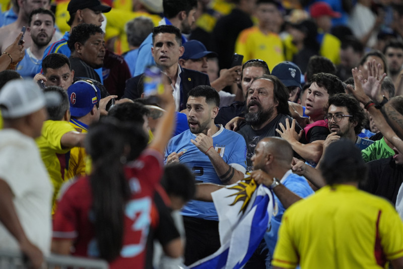 Los jugadores de Uruguay increpan a aficionados