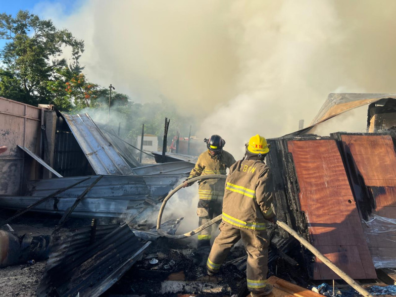 Fotografía muestra labores del Cuerpo de Bomberos en el incendio en constructora en el sector Altos de Arroyo Hondo.