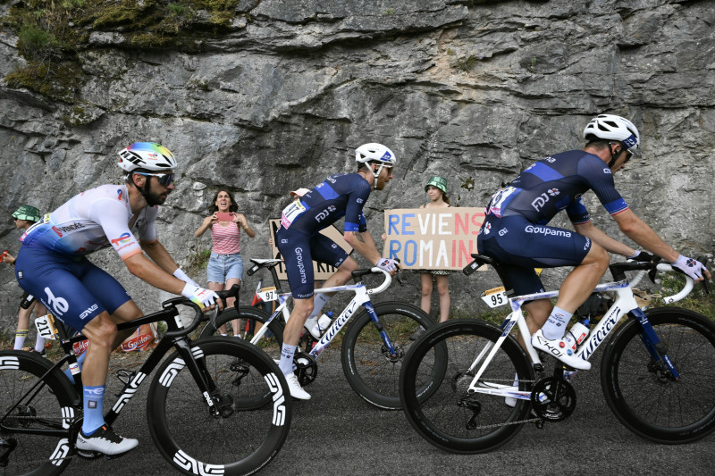 El ciclista francés del equipo TotalEnergies, Anthony Turgis (i), Groupama - El ciclista francés del equipo FDJ Quentin Pacher (C) y Groupama - El ciclista francés del equipo FDJ Valentin Madouas (R) pedalean en una escapada durante la 12ª etapa de la 111ª edición del Tour de Francia