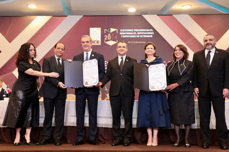 El presidente Luis Abinader y la vicepresidenta Raquel Peña reciben sus pergaminos de elección a manos de los cinco miembros de la Junta Central Electoral