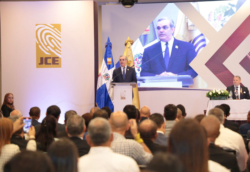 El presidente Luis Abinader al recibir esta mañana su certificado de elección como presidente de la República para el periodo 2024-2028