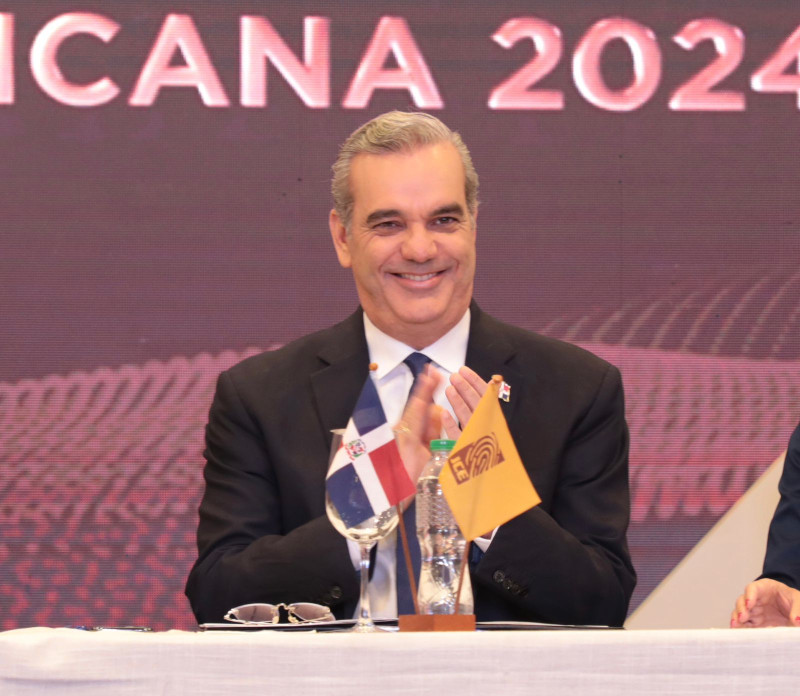 El presidente Luis Abinader al recibir esta mañana su certificado de elección como presidente de la República para el periodo 2024-2028