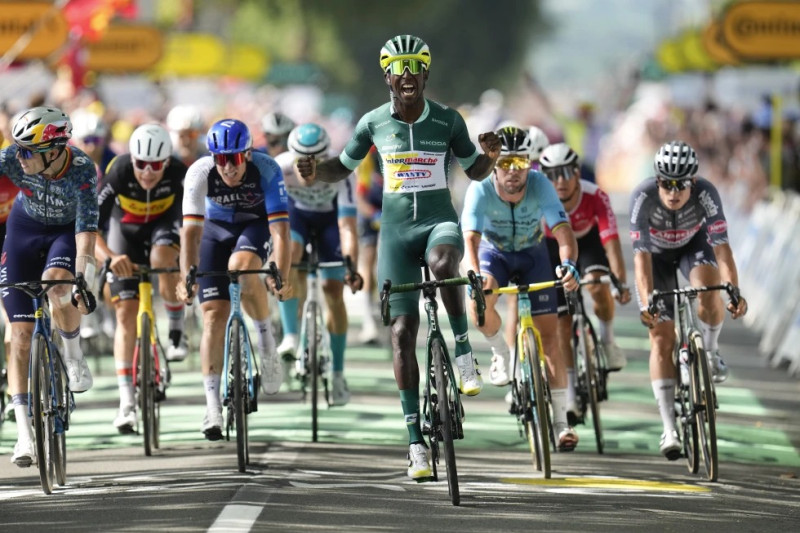 Biniam Girmay cruza la meta y celebra su victoria en la etapa número 12 del Tour de Francia.
