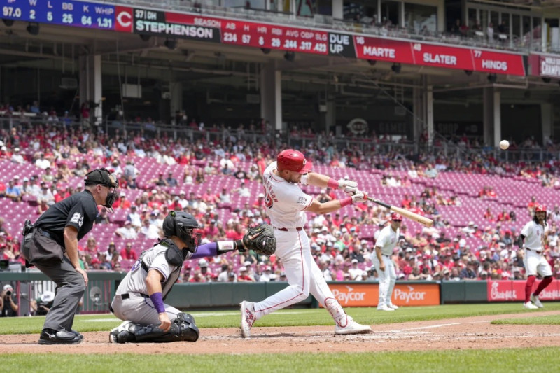 Tyler Stephenson de los Rojos de Cincinnati pega un jonrón de tres carreras en la tercera entrada ante los Rockies el jueves 11 de julio del 2024.