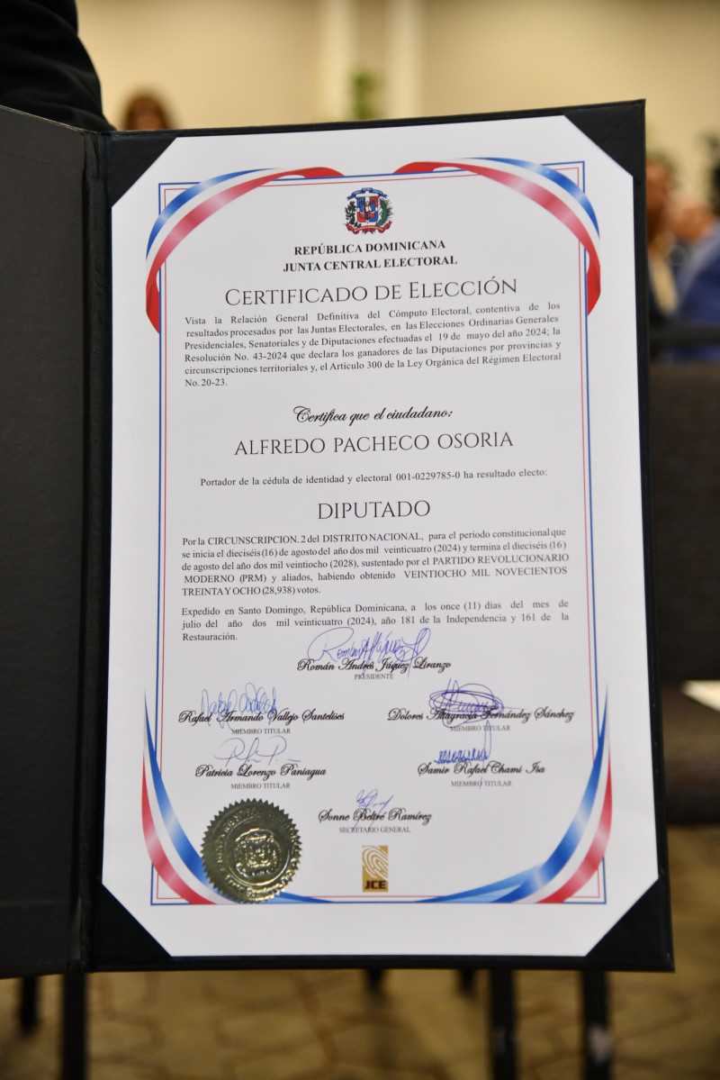 Certificado de las elecciones entregado a Alfredo Pacheco
