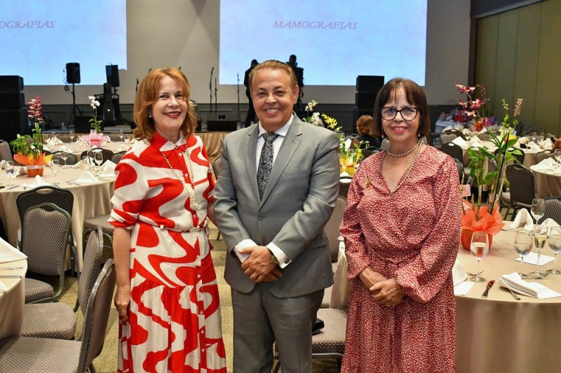 Lesbia Frías, Héctor Castillo y Mabel Gómez de Frías.