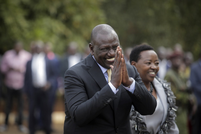 El presidente de Kenia, William Ruto, saluda a autoridades partidistas mientras camina con su esposa, Rachel Ruto, y se prepara para hablar con los medios en su residencia oficial de Nairobi, Kenia, el lunes 5 de septiembre de 2022.