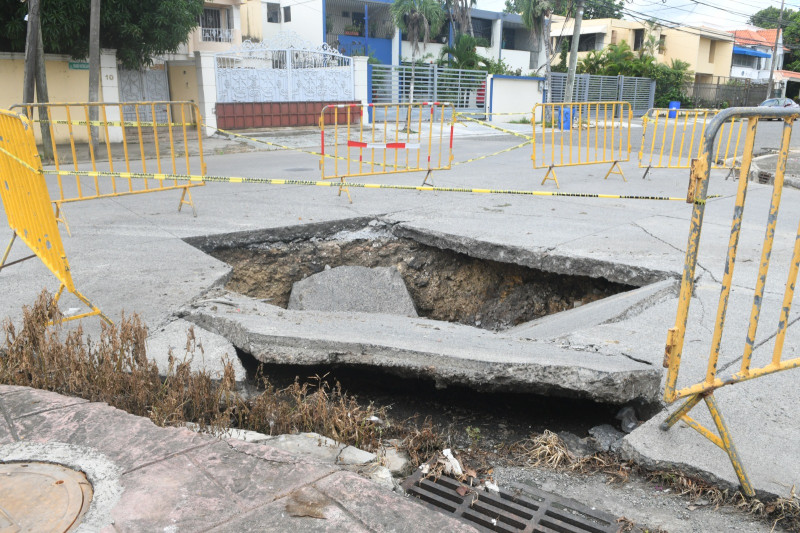 los prados, camion de la basura el suelo se derrumbo a el pasar.