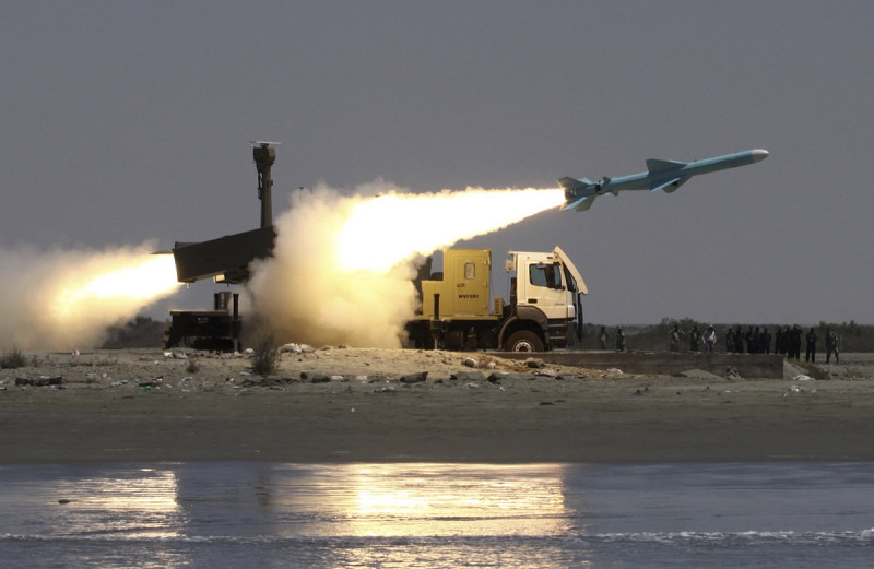 En esta foto de la agencia semioficial iraní Fars, un misil Noor es lanzado desde la costa durante unas maniobras navales iraníes en el mar de Omán, cerca de Bandar Jask, Irán, el 11 de mayo de 2010.