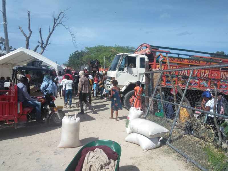 Comerciantes y vendedores en el intercambio comercial del viernes 12 de julio de 2024 en la frontera de los dos países por Pedernales