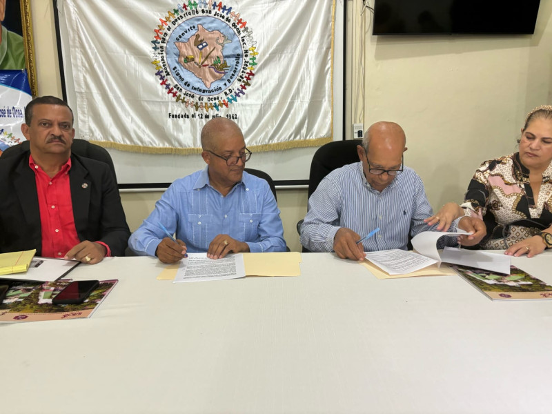 Manolo Feliz, presidente en funciones de ADESJO y Radalme Peña Castro de ILAC firman el convenio de Alianza Estratégica entre ambas instituciones.