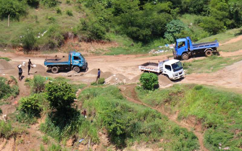 Camiones volteo en la parte haitiana usados para el transporte de arena del río Masacre, una corriente natural que define límites fronterizos con Haití. Esta situación ha despertado alarmas de ambientalista y la reacción ayer del gobierno dominicano,