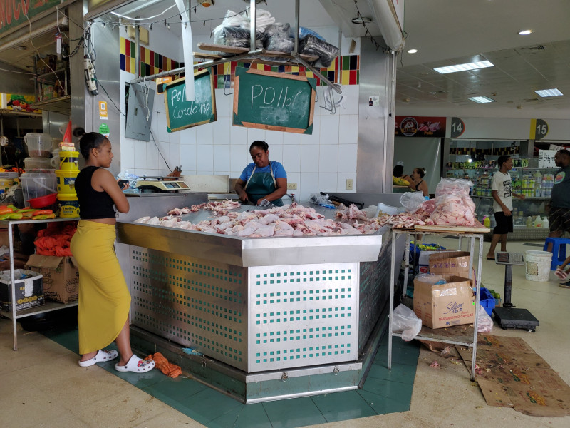 En los puestos que comercializan la carne de pollo, los vendedores indican que su abastecimiento es menor a lo acostumbrado.