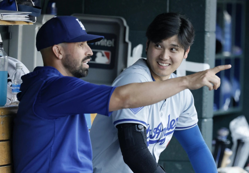 Shohei Ohtani sonríe luego de conectar el batazo de dos bases.