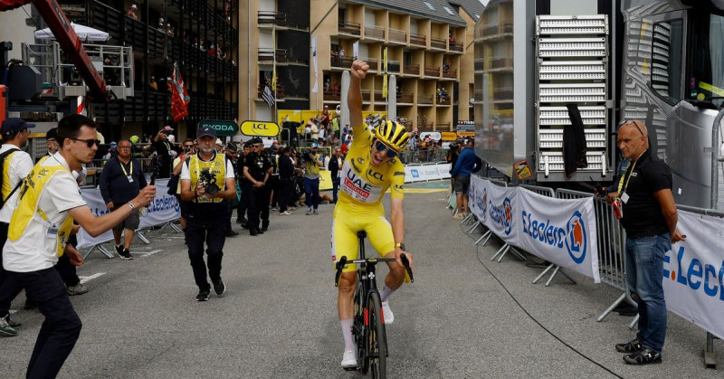 Tadej Pogacar ganó la etapa número 14 del Tour de Francia y reforzó su liderato en la prueba.