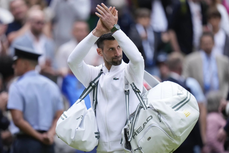 El serbio Novak Djokovic saluda a la afición luego de vencer a Lorenzo Musseti para avanzar a la final de Wimbledon.