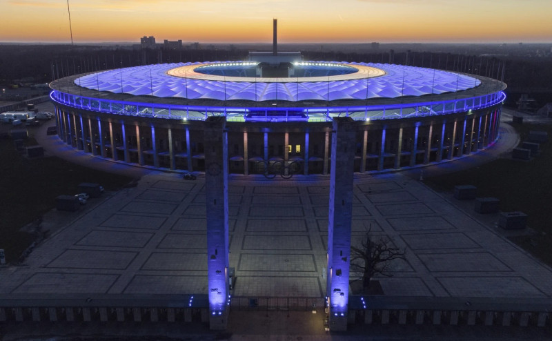 Foto del Estadio Olímpico de Berlín iluminado al atardecer tras un encuetro de la Bundesliga.