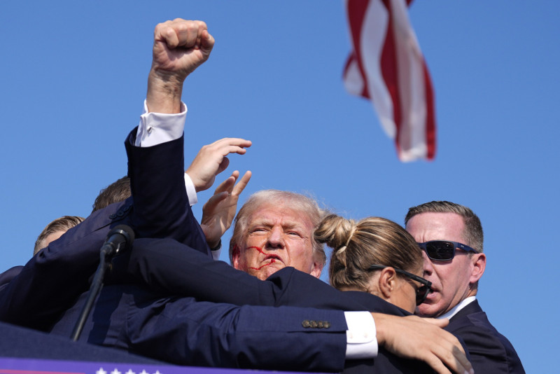 El candidato presidencial republicano, el expresidente Donald Trump, está rodeado por agentes del Servicio Secreto de Estados Unidos en un mitin de campaña