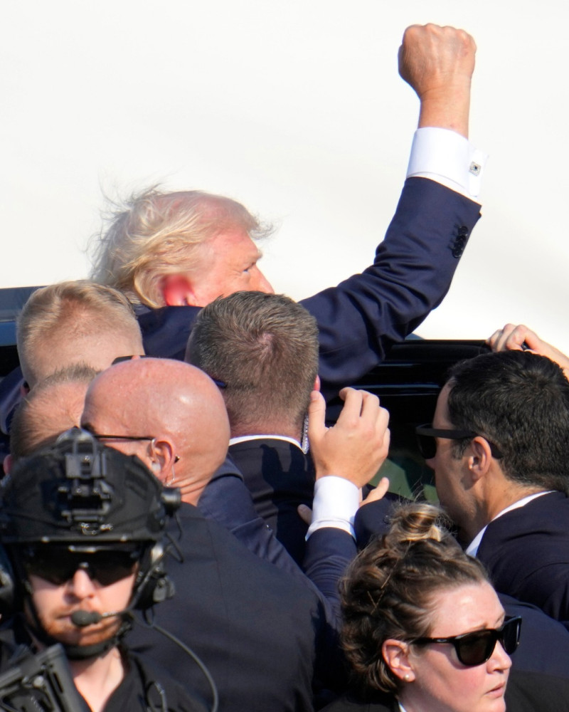 El candidato presidencial republicano, el expresidente Donald Trump, recibe ayuda para bajar del escenario en un evento de campaña en Butler, Pensilvania