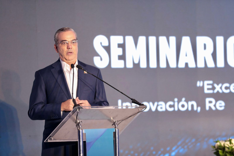 Fotografía muestra al presidente de la República, Luis Abinader, en seminario internacional "Excelencia legislativa: Innovación, reformas y cohesión partidaria".
