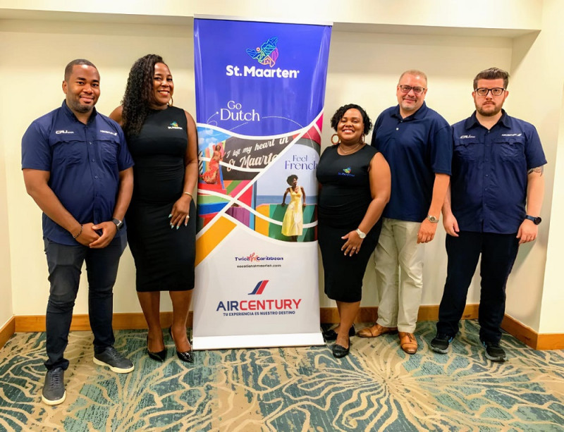 Representantes de la aerolínea Air Century y del Ministerio de Turismo de Sint Maarten