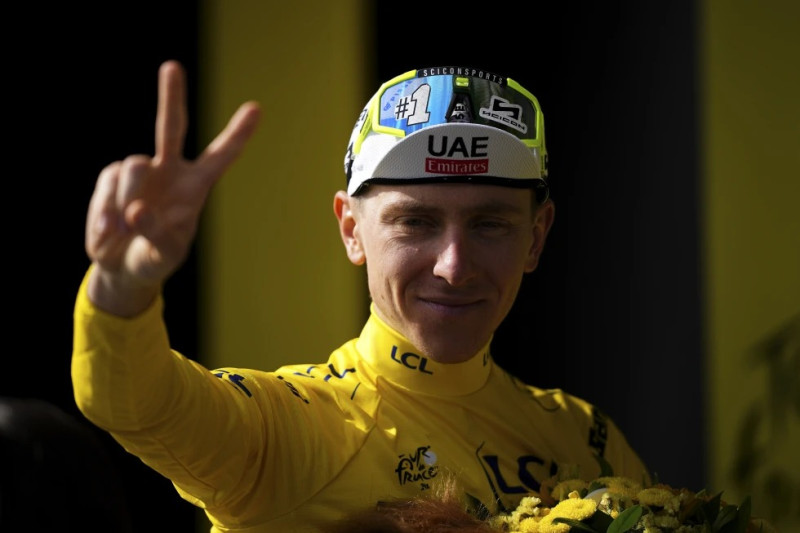El esloveno Tadej Pogacar festeja tras ganar la 15ma etapa del Tour de Francia para ampliar su ventaja en la clasificación general.