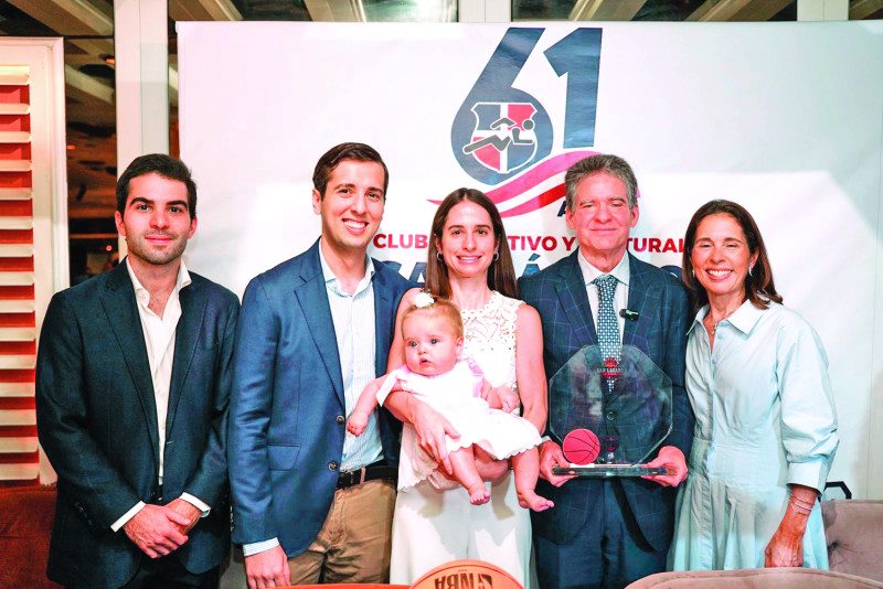 José Alfredo Corripio muestra su placa junto a su familia durante el acto de reconocimiento del Club San Lázaro.