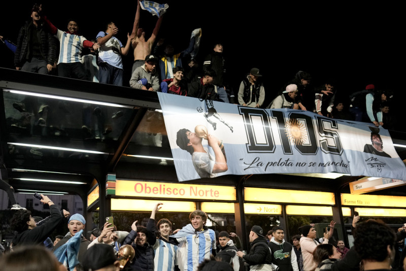 fanáticos de Argentina celebran en el Obelisco