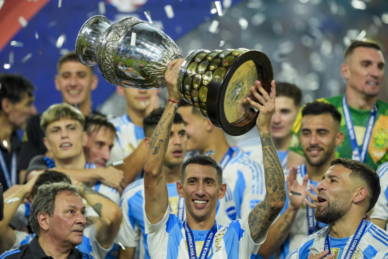 El argentino Ángel Di María levanta el trofeo