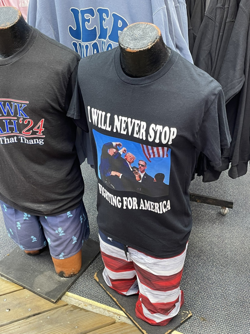 Tshirts a la venta del atentado contra Donald Trump
