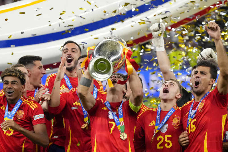 El español Álvaro Morata levanta el trofeo