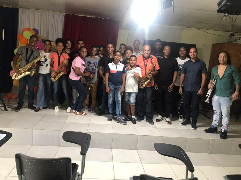 Crispín Fernández junto a los miembros de la Banda de Música del Liceo Madre Ascensión Nicol y Escuela Parroquial Padre Arturo.
