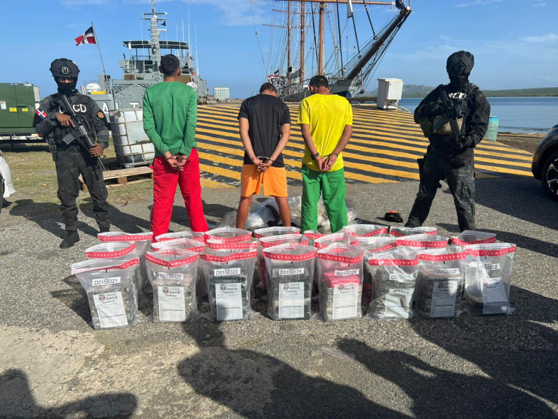 Venezolanos arrestados junto a los paquetes de cocaína incautados