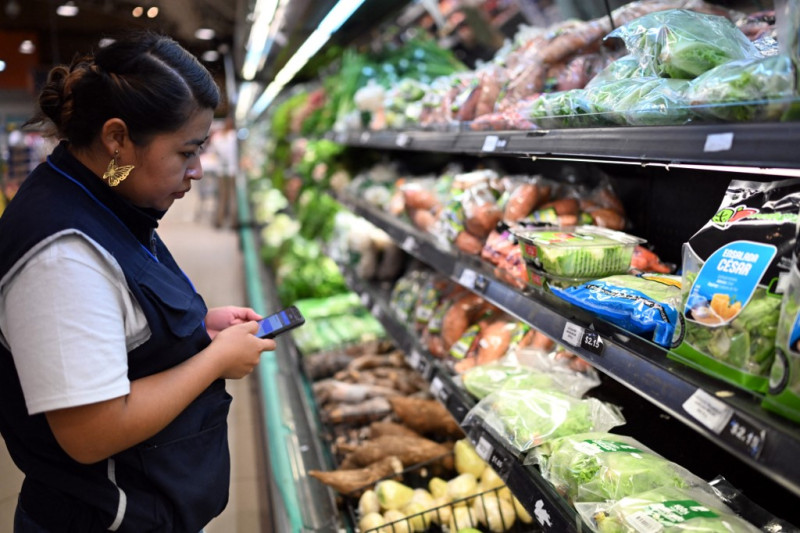 Un inspector de la Defensoría del Consumidor de El Salvador verifica el precio y el tamaño de diferentes frutas y verduras en un supermercado privado en San Salvador  Marvin RECINOS