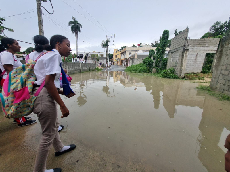 Estudiantes atraviesan inundaciones para llegar a la escuela