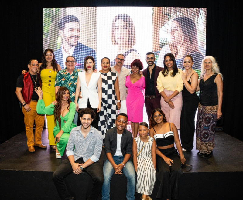 Parte del elenco de la película "Perdiendo el Juicio" durante el encuentro de prensa.