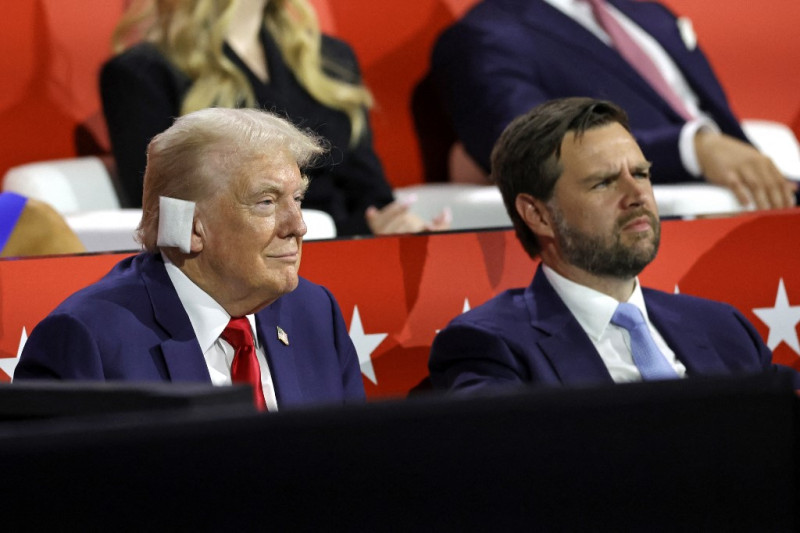 El expresidente estadounidense y candidato presidencial republicano de 2024, Donald Trump (izq.), se sienta junto al senador estadounidense de Ohio y al candidato republicano a vicepresidente de 2024, J. D. Vance, durante el primer día de la Convención Nacional Republicana de 2024
