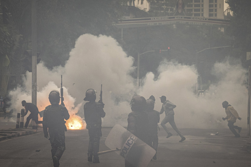 Agentes de policía disparan gases lacrimógenos