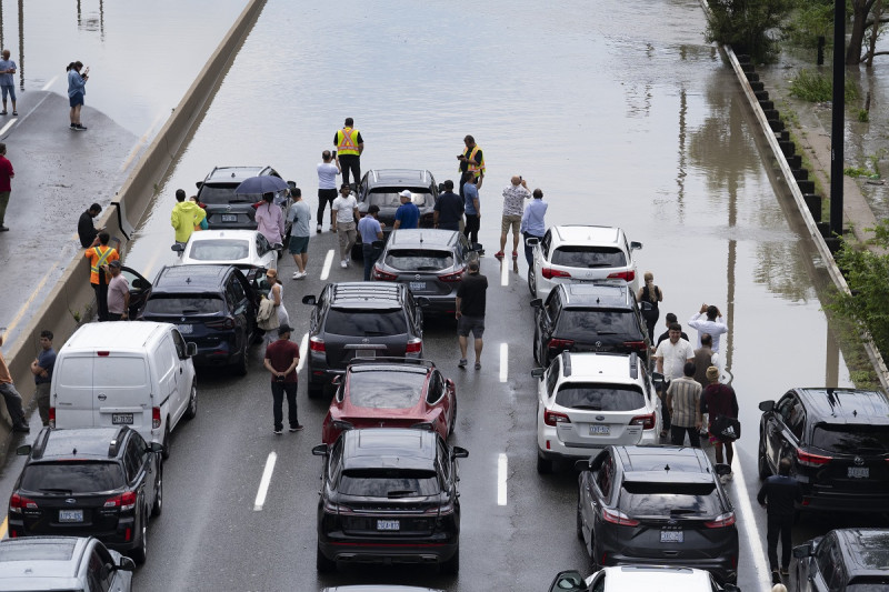 Conductores varados por las inundaciones que bloquearon la carretera Don Valley tras las intensas lluvias ocurridas en Toronto, ayer martes.