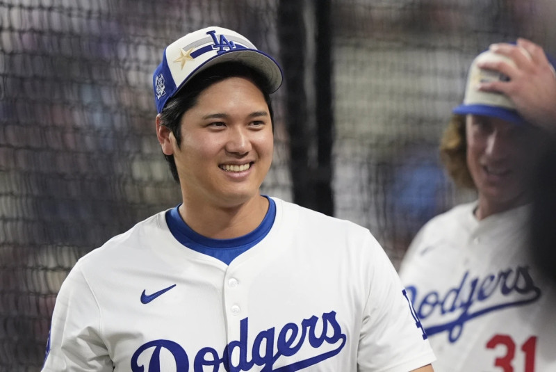 Shohei Ohtani, de los Dodgers, sonrie durante el Derby de Jonrones en las festividades del Partido de Estrellas de las Grandes Ligas.