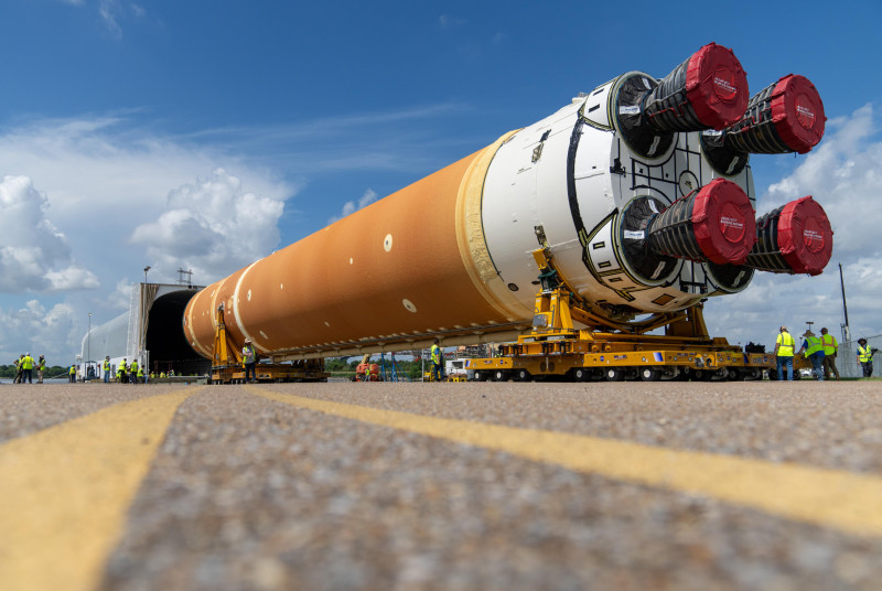 Fotografía muestra poderoso cohete SLS que usará la misión lunar Artemis II de la NASA salió de una fábrica en Nueva Orleans para hacer el trayecto hasta el centro de Florida (EE.UU.).