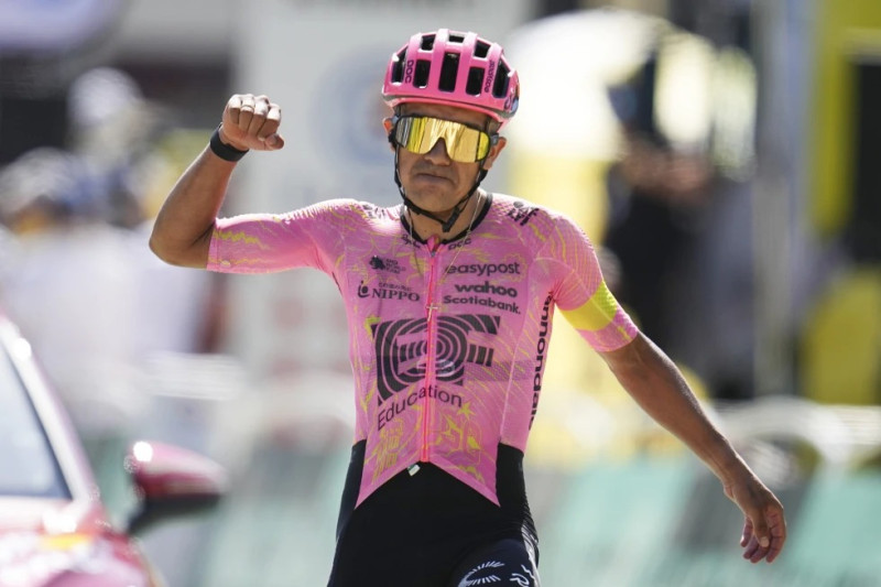 El ecuatoriano Richard Carapaz celebra al cruzar la meta al ganar la 17ma etapa del Tour de Francia entre Saint-Paul-Trois-Chateaux y Superdevoluy, Francia.