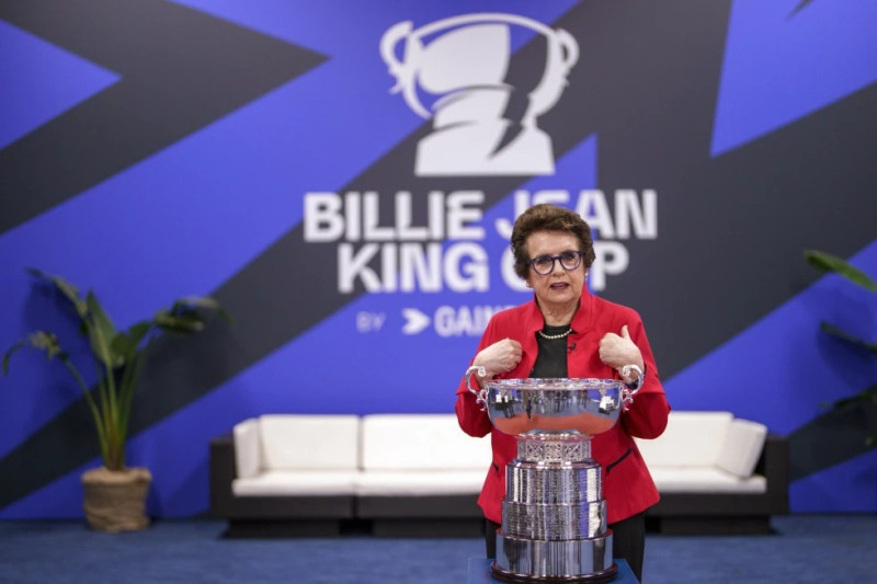 La extenista Billie Jean King hace un gesto frente al trofeo de las finales de la copa que lleva su nombre en el Estadio La Cartuja de Sevilla.