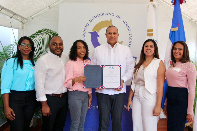 Durante la entrega, Ángel David Taveras Difo resaltó que esta acreditación comprueba que el Laboratorio de ensayos de Atlantic Caribbean Packaging tiene competencia técnica.